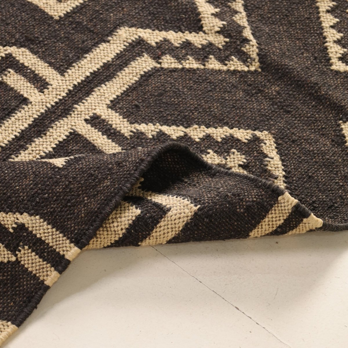 Monochrome Sustainable Rug In 3 x 5 ft Geometric pattern Handcrafted In India