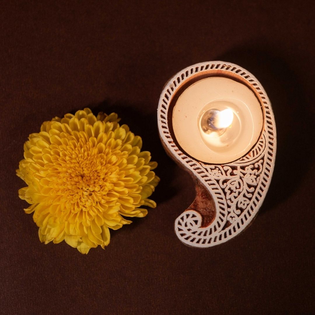 Hand-engraved mango wood diya set with tea lights in white and brown, set of 6, ideal for festive home décor and gifting.